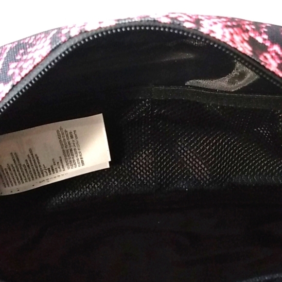 HURLEY PINK BLACK SNAKE PRINT TRAVEL BAG CARRY ALL TOTE SIZE OS NWT - Picture 8 of 8